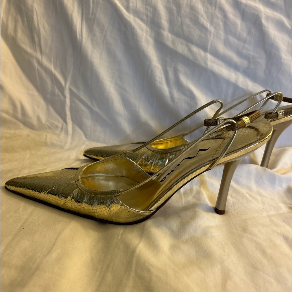 Gold sling back pointy toe pump